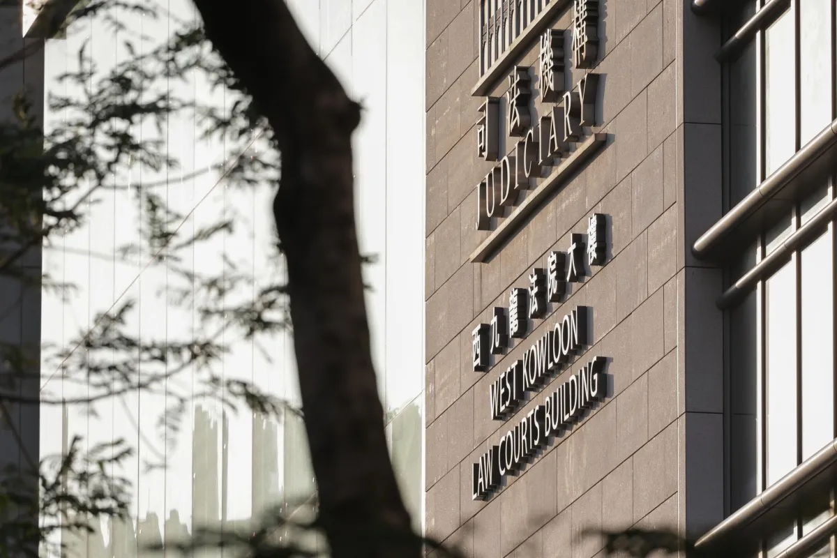 Hong Kong, magnate dei media Jimmy Lai condannato a 20 anni di carcere: processo storico sulla sicurezza nazionale