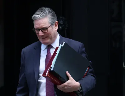 Keir Starmer in bilico, tra scandali e dimissioni: il premier britannico lotta per la sopravvivenza politica