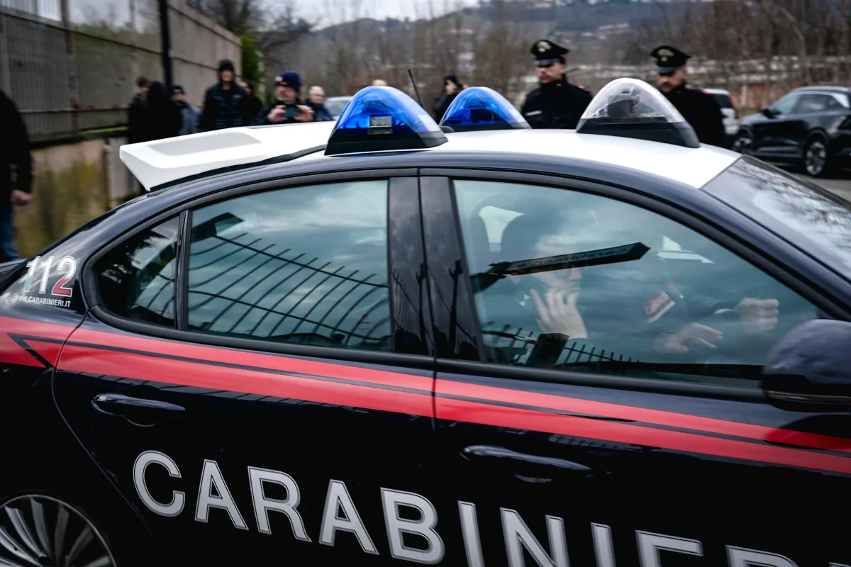 Terrore a Olbia, armato di forbici ferisce due persone e uccide un cane: arrestato