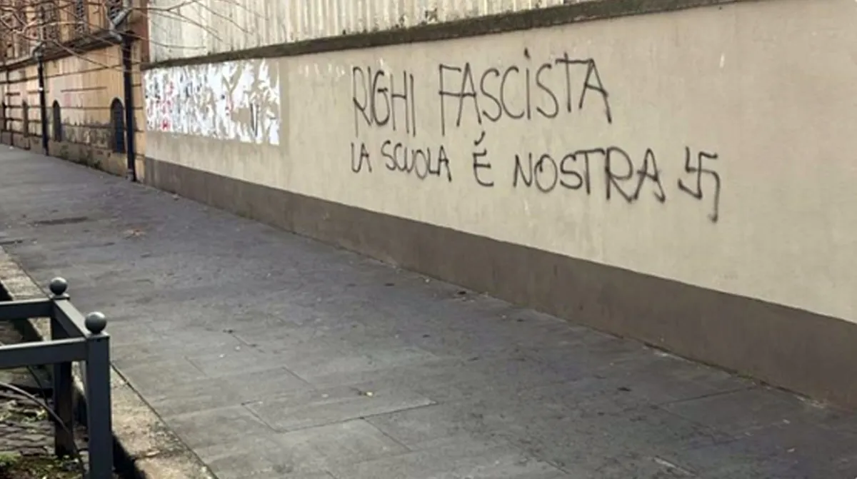 Raid e saluti fascisti nelle scuole italiane: il governo tace ma le opposizioni incalzano