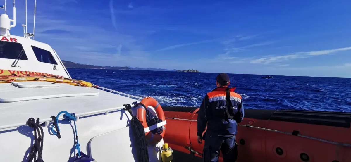 Tragedia in mare in Sardegna: peschereccio affonda a Santa Maria Navarrese, due morti e un superstite