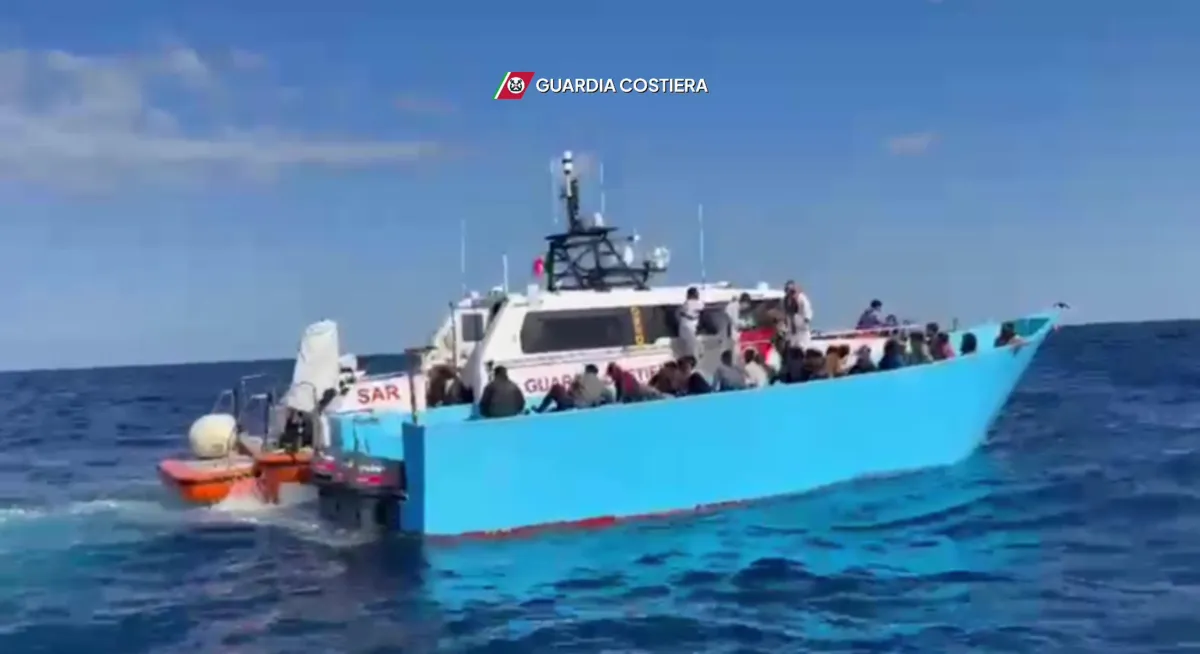 Confini blindati e espulsioni lampo: il governo ora fa sul serio e approva la linea dura sui migranti