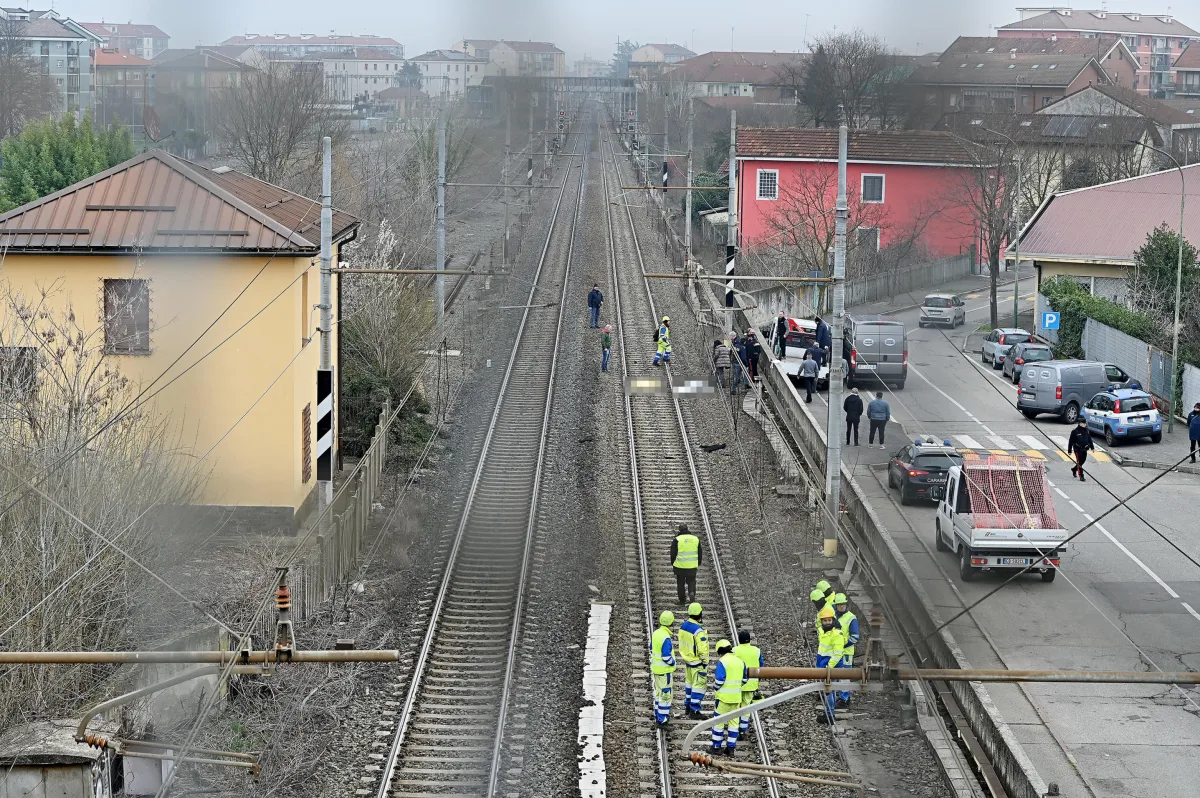Giallo a Fermo, uomo trovato senza vita sui binari: interrotta per ore la linea Adriatica