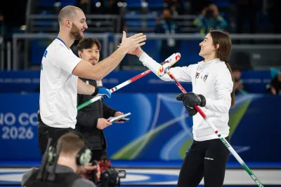 Clamorosa gaffe del PD: i campioni olimpici del curling usati come meme per il No al referendum 