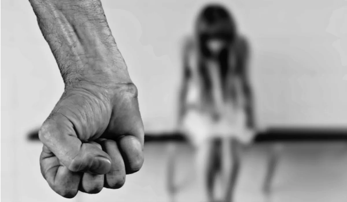 Vercelli, 15enne scappa di casa e accusa la famiglia: "Picchiata e costretta a rubare", tre indagati 