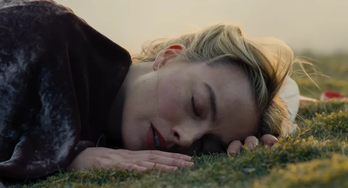 "Cime Tempestose", Perché Margot Robbie mangia una fragola gigante nel film? Significato simbolico