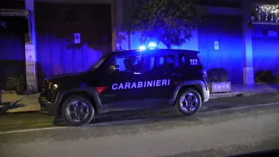 Arezzo, ladro muore dissanguato durante la fuga dopo un furto in villa: è caccia ai due  complici 