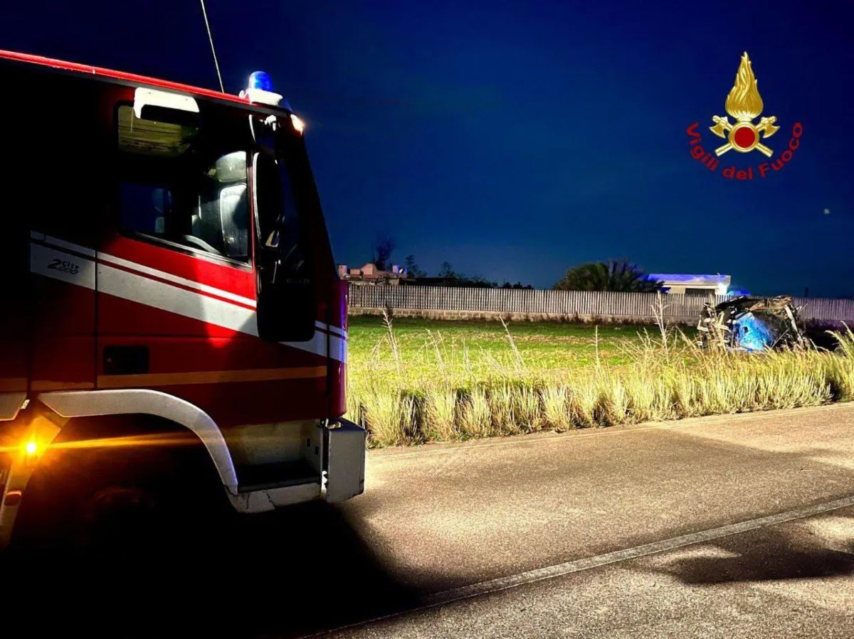 Incidente in Versilia, auto finisce in un fosso pieno d'acqua a Massarosa: 27enne morto annegato, due feriti