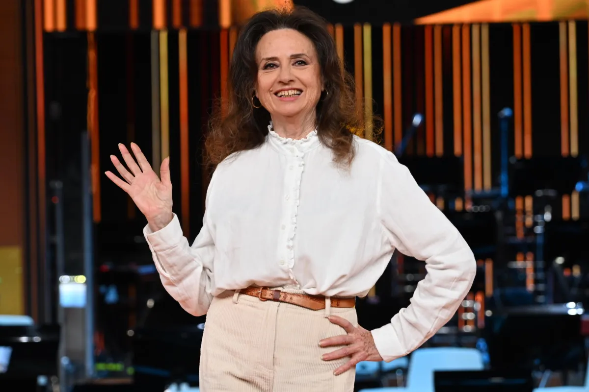 Che titolo di studio ha Gigliola Cinquetti e come ha iniziato la carriera artistica?