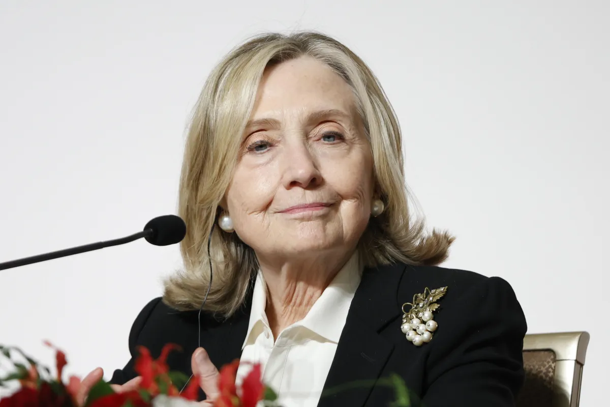 Caso Epstein, Hillary Clinton accusa l'amministrazione Trump di aver "insabbiato" la gestione dei file