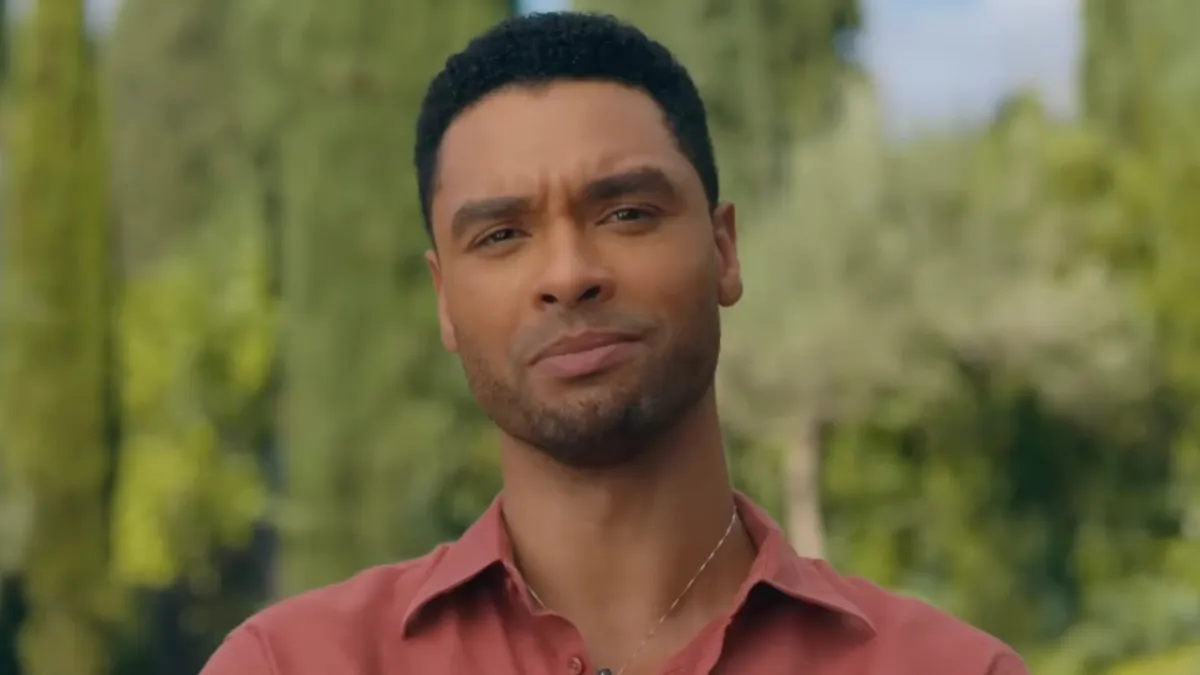 “Tra amore e inganni”: quando esce in Italia e di cosa parla il film con l’ex star di Bridgerton 