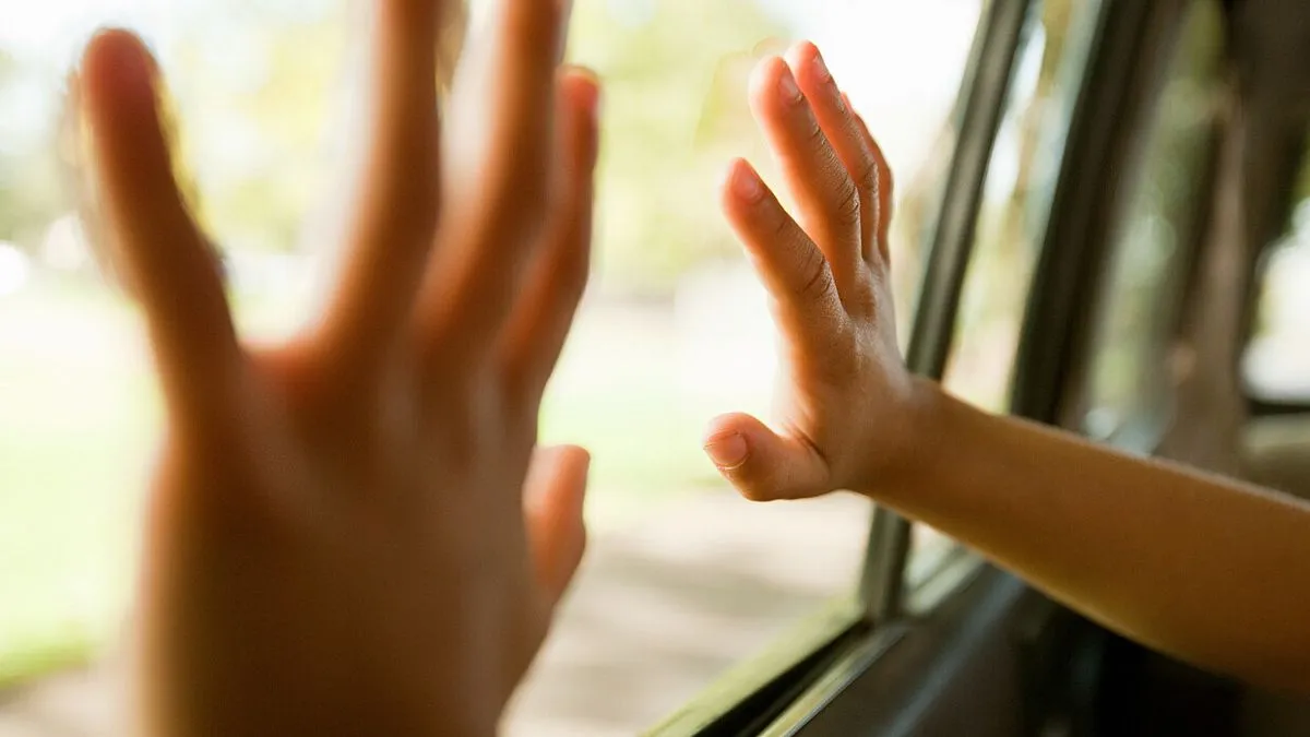 Viareggio, si ubriaca alla festa di Carnevale e lascia le due figlie chiuse in auto: madre denunciata
