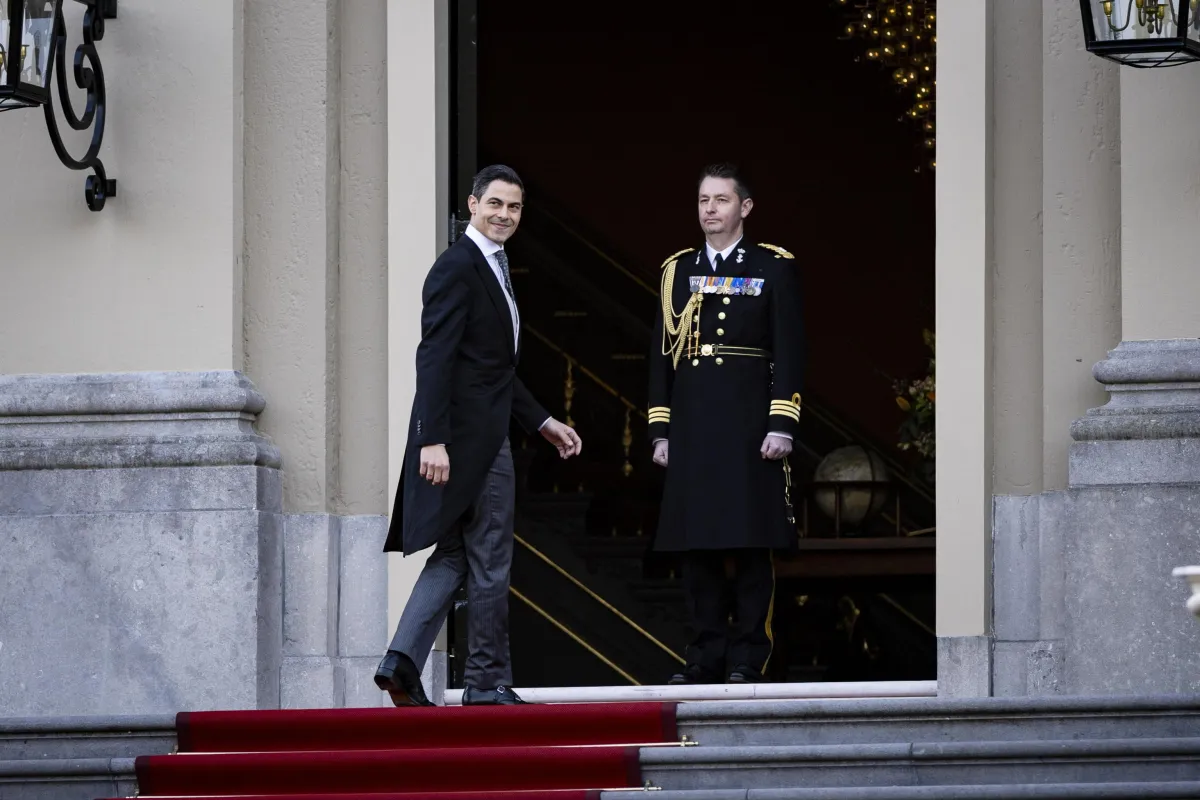 Paesi Bassi, giuramento del governo di minoranza: Rob Jetten diventa il premier più giovane della storia del paese