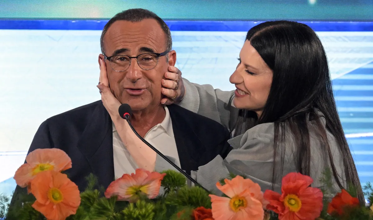 "Scusi, lei è meloniano?": la risposta di Carlo Conti alla prima conferenza del Festival di Sanremo 2026