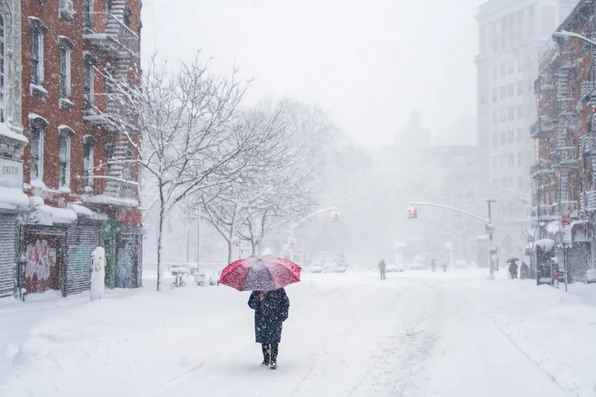 Tempesta di neve paralizza New York: blackout e migliaia di voli cancellati