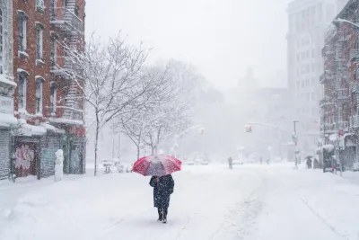 Tempesta di neve paralizza New York: blackout e migliaia di voli cancellati
