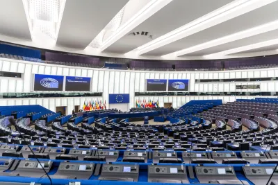 Accordo commerciale UE-USA in stand-by: il Parlamento europeo sospende la ratifica dopo i nuovi dazi di Trump