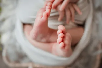 Torino, bimbo di cinque mesi morto dopo due giorni di agonia: era scivolato dalle braccia della madre