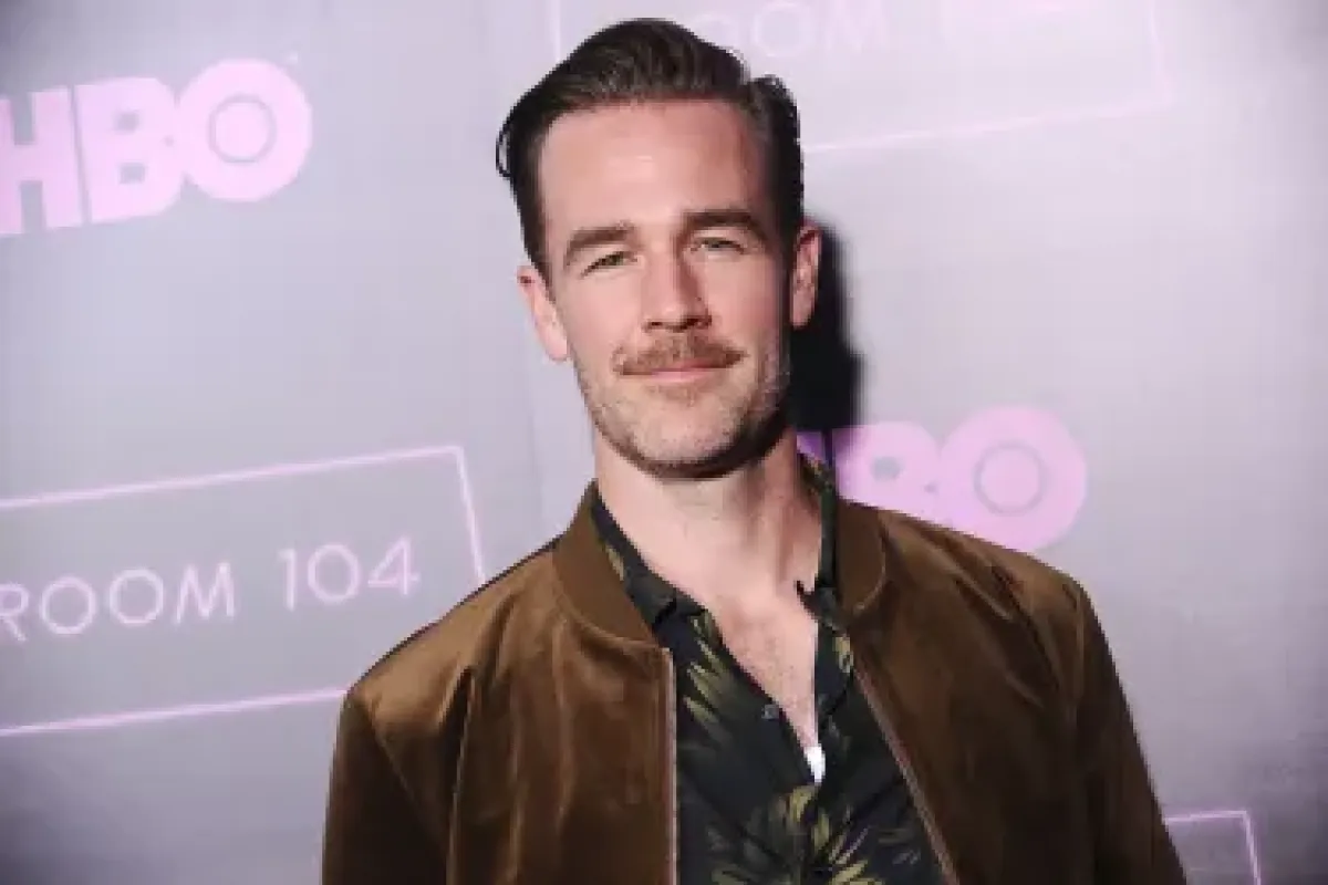 Chi era James Van Der Beek, la star di Dawson’s Creek che ha fatto appassionare i Millenials