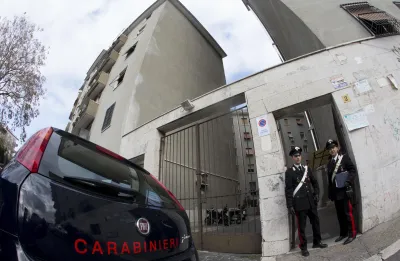 Shock a Roma, donna di 41 anni aggredita in strada con una mannaia dal suocero: è grave