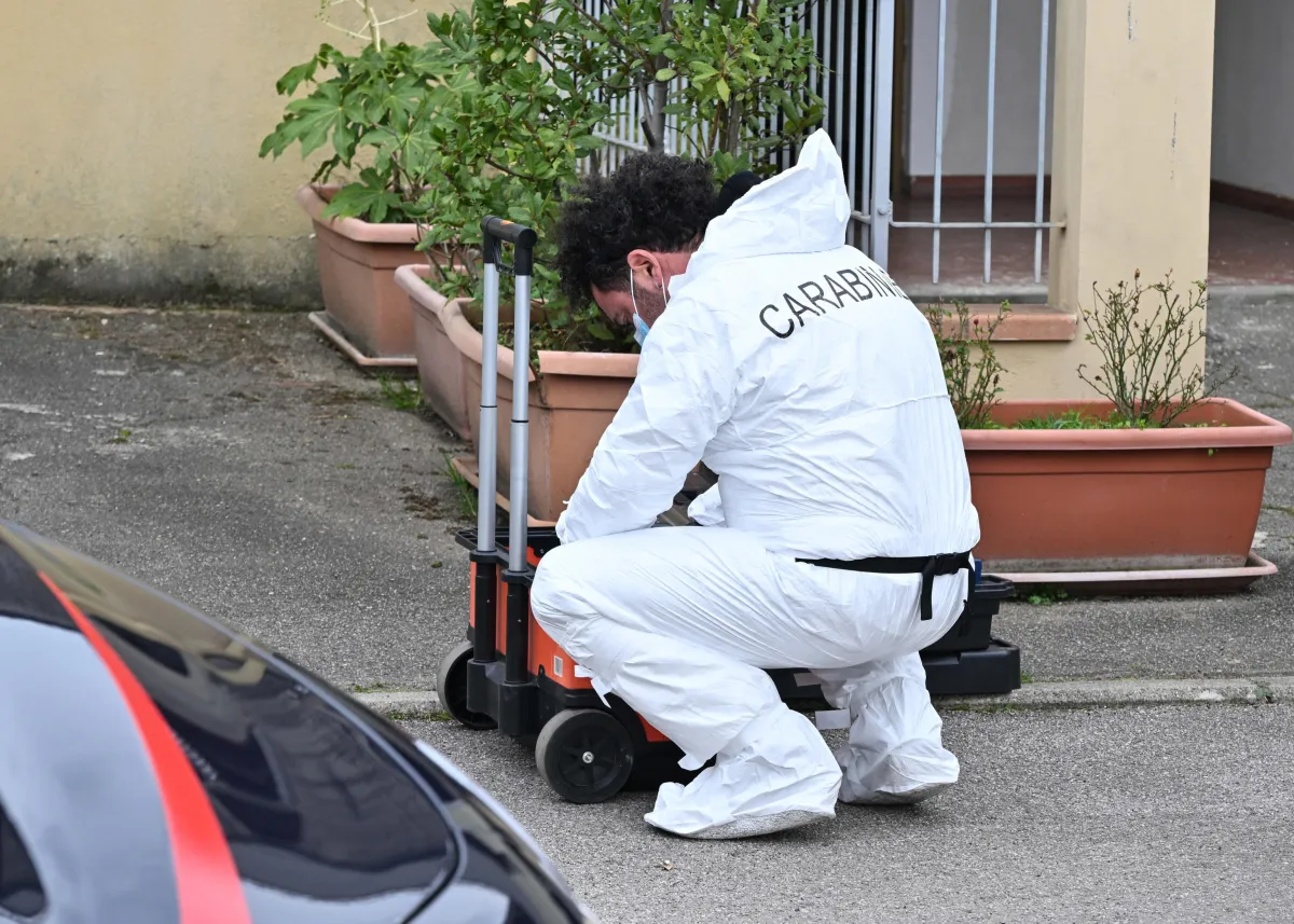Ferrara, donna di 55 anni trovata morta in casa con una ferita al petto: è giallo