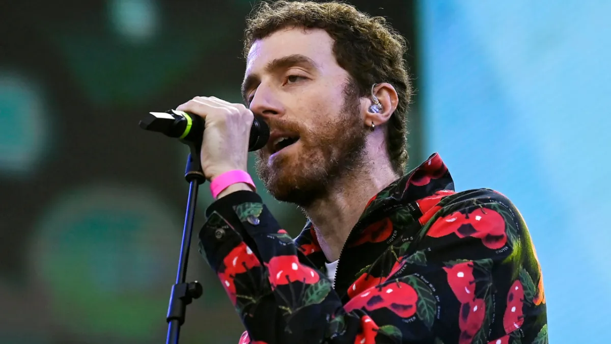 Mecna, origini e fidanzata: chi è il rapper e qual è il suo vero nome