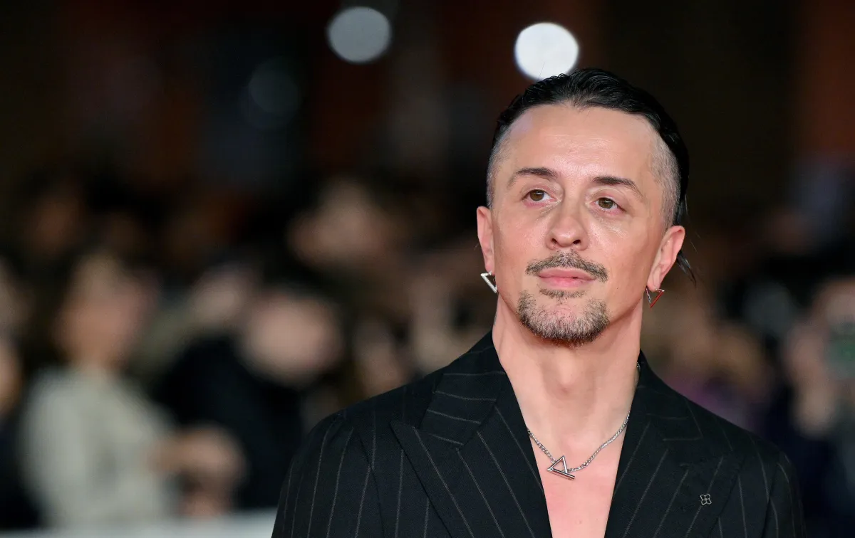 Chi è Dardust? Il pianista e compositore che suona con Ermal Meta a Sanremo 2026