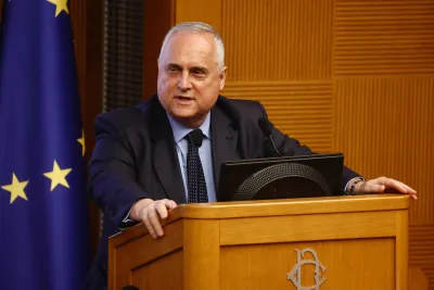 Protesta dei tifosi laziali, nel mirino Lotito e Forza Italia: timori nel partito per il referendum