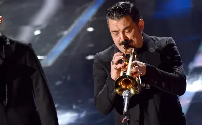 Chi è Roy Paci? Origini e biografia del trombettista in gara a Sanremo con Samurai Jay