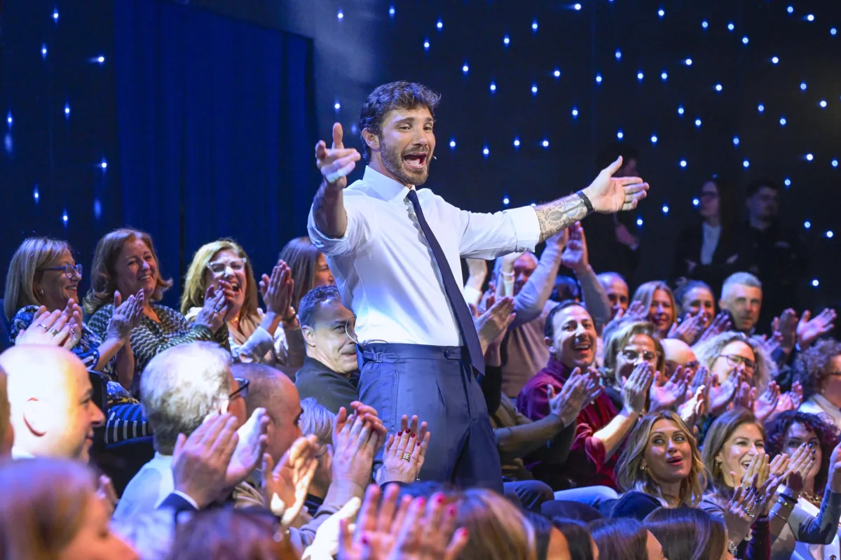 Sanremo 2026, Stefano De Martino alla finalissima? Le voci impazzano