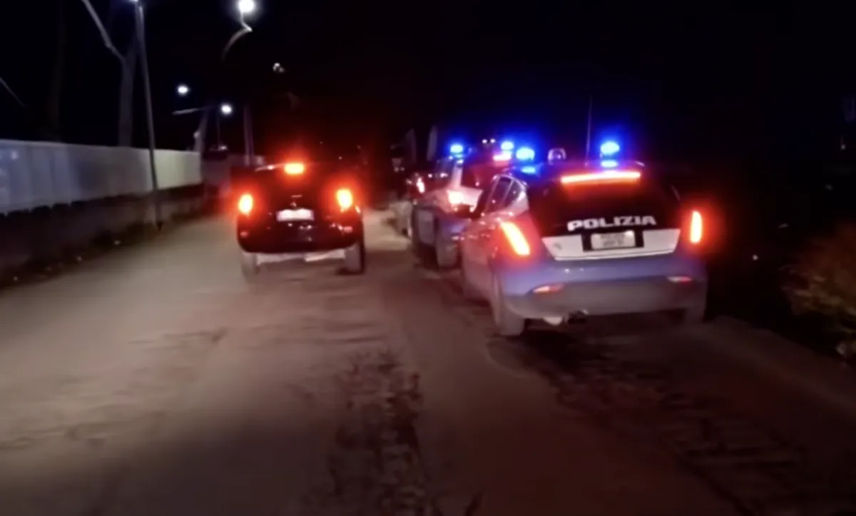 Tragedia a Roma, auto fugge all’alt della polizia e provoca incidente mortale: sterminata una famiglia