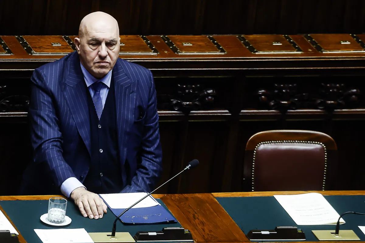 Crosetto: ecco perché era a Dubai durante l’attacco USA-Israele in Iran e il rientro con volo di Stato a sue spese