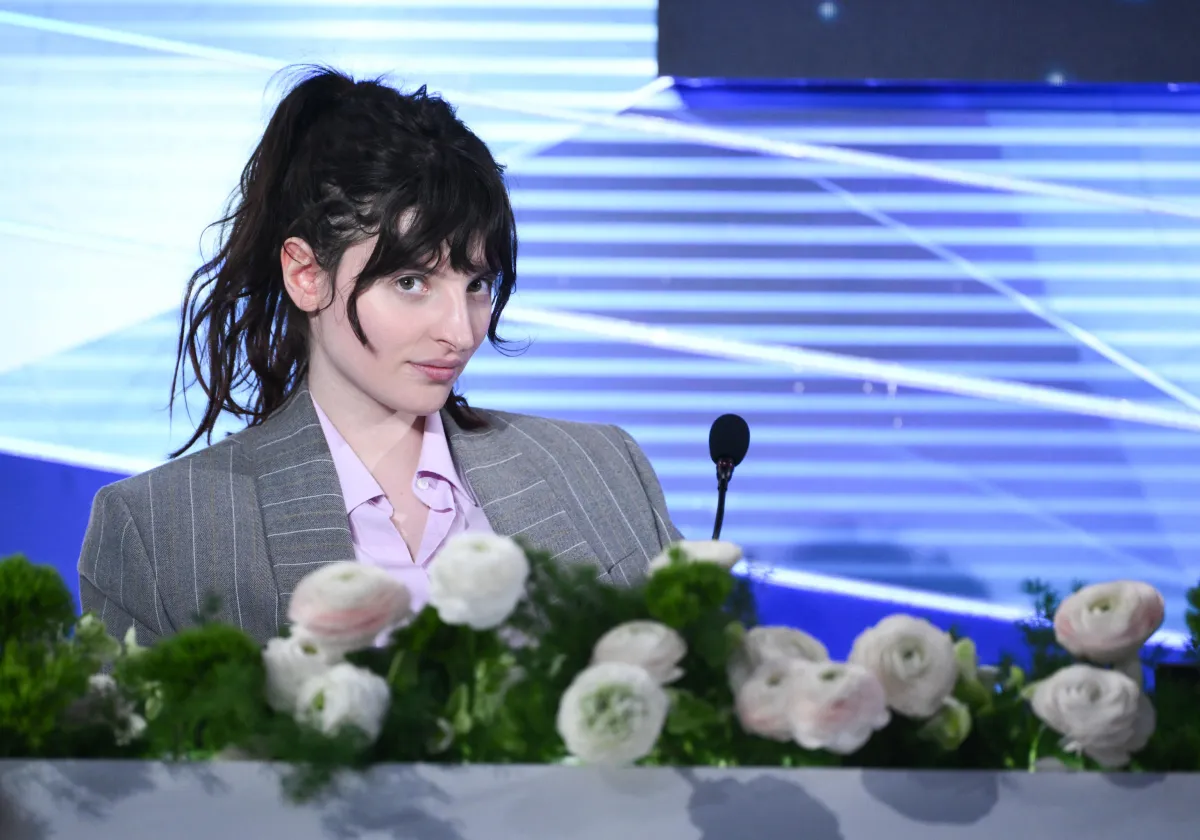 Sanremo 2026, terza serata tra premi, ospiti internazionali e momenti toccanti 