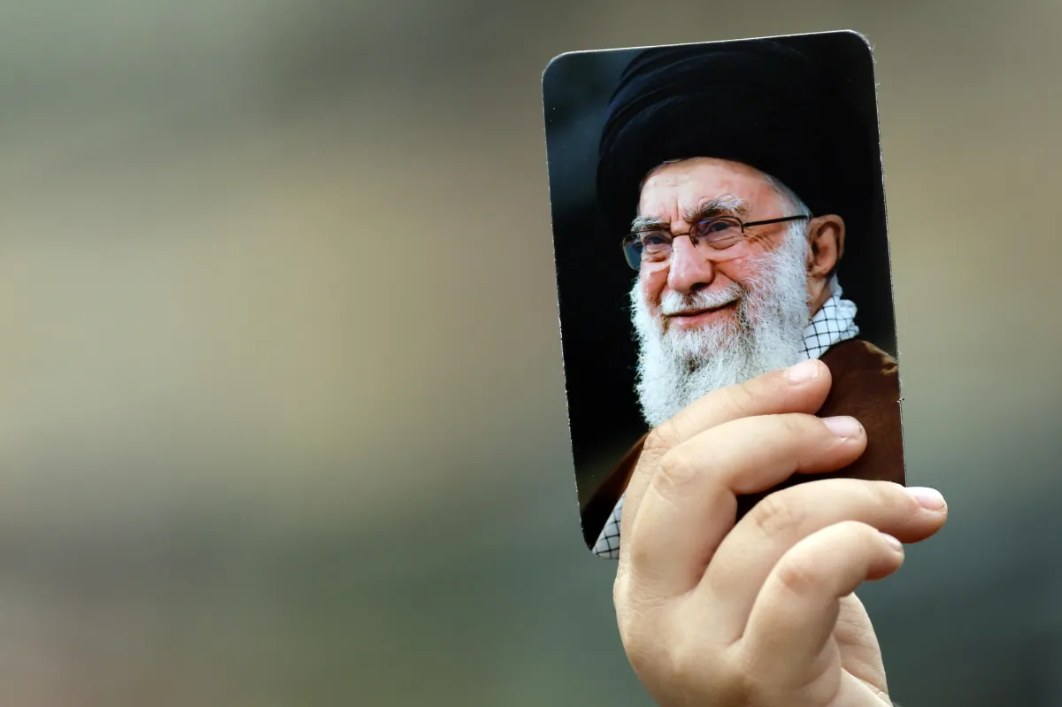 Chi governa l’Iran dopo la morte di Khamenei: ruolo del consiglio direttivo temporaneo e futuri scenari
