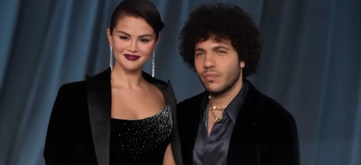 Perché Selena Gomez bacia il piede sporco di Benny Blanco? Tutta la storia dietro al video virale