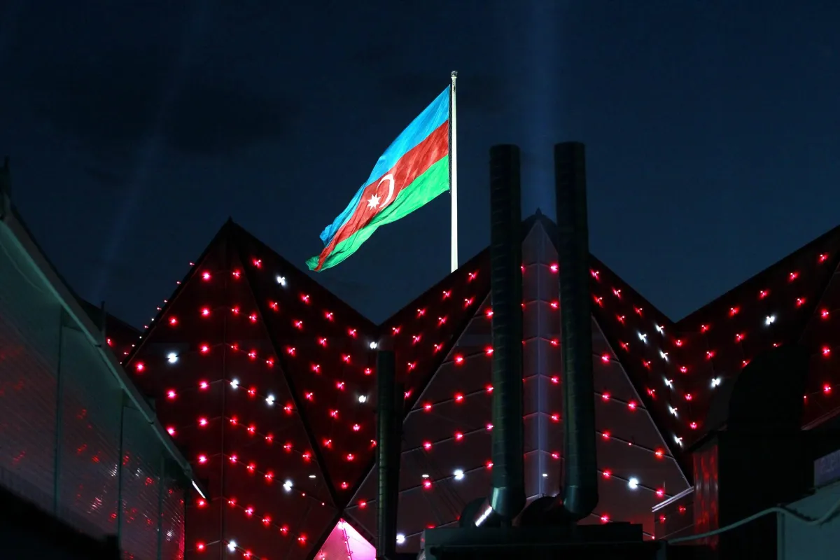 Azerbaigian, droni iraniani colpiscono l’aeroporto di Nakhchivan: la crisi in Medio Oriente si intensifica