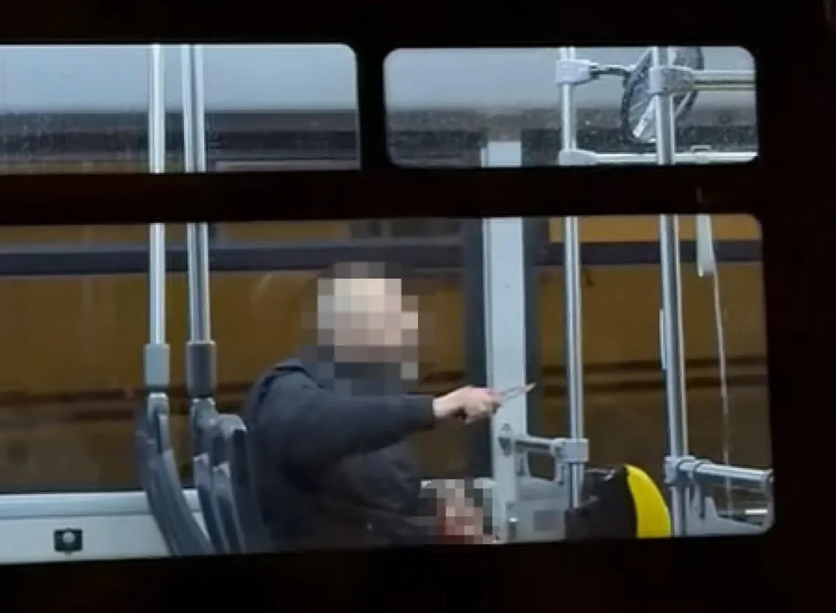 Terrore a Napoli, donna accoltellata sull'autobus e presa in ostaggio: arrestato 39enne