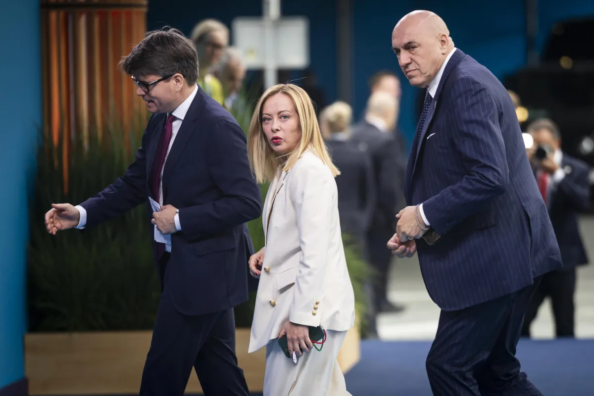 Crosetto-Mantovano, la guerra fredda nel governo Meloni: dietro lo scontro la partita per il Quirinale 2029