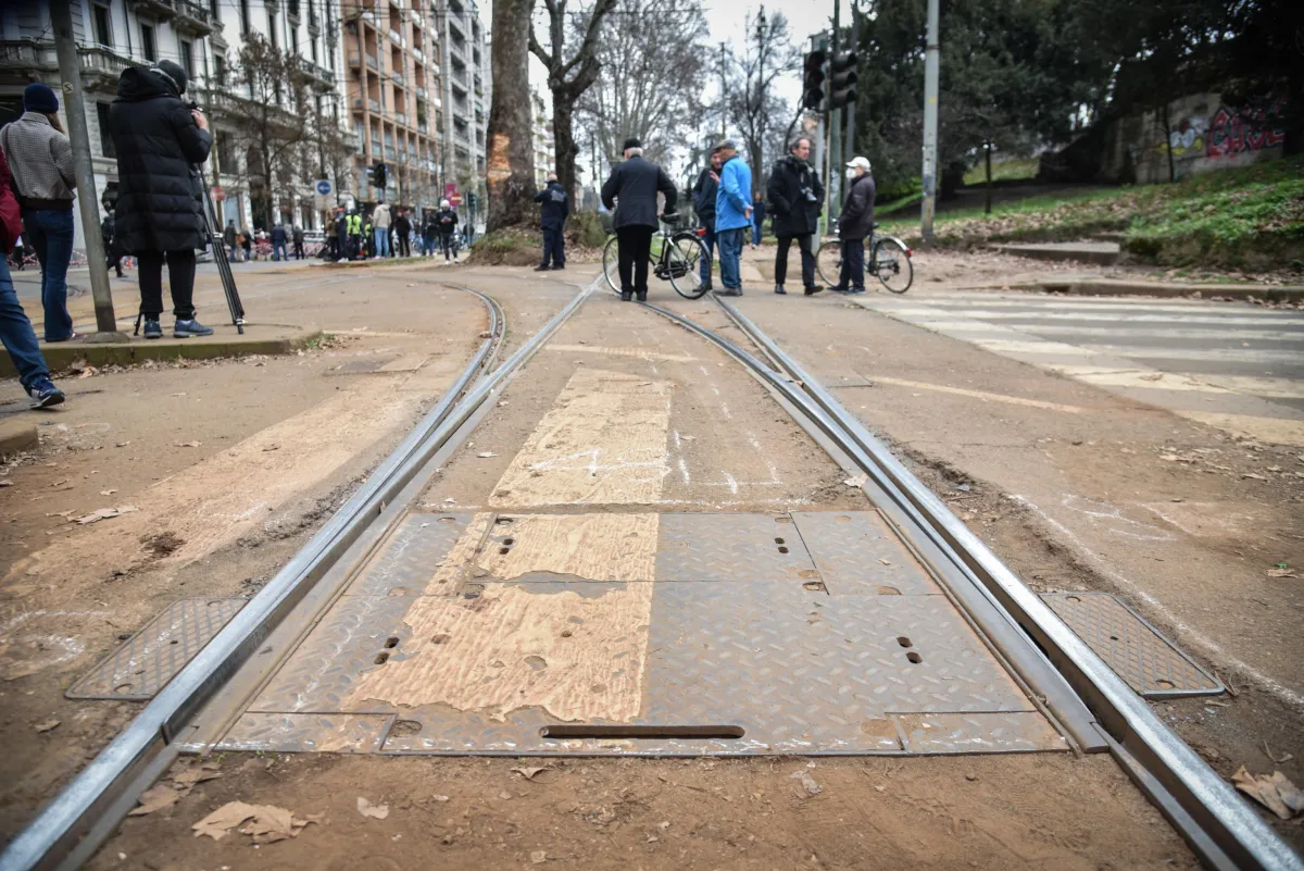 Tram deragliato a Milano, proseguono le indagini: perché sono state sequestrate le scarpe del conducente