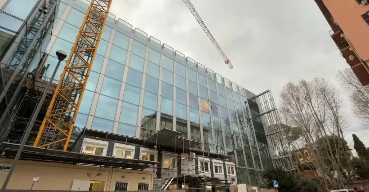 Il rogo che l’Italia ha ignorato: nel palazzo Enel a Roma si è sfiorata una nuova Crans Montana