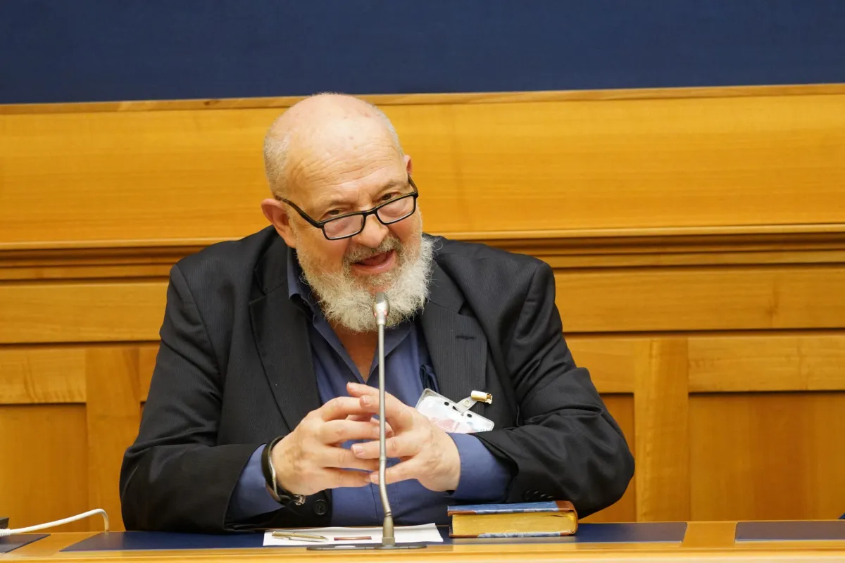 Per lo storico (di destra) Franco Cardini, Giorgia Meloni con la guerra fa il pesce in barile 