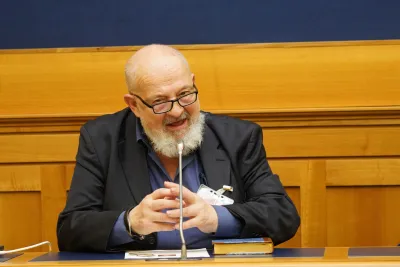 Per lo storico (di destra) Franco Cardini, Giorgia Meloni con la guerra fa il pesce in barile 