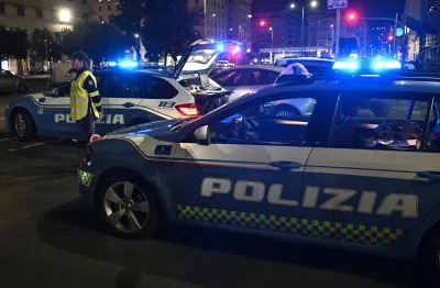 Roma, non si ferma all’alt della polizia e si schianta contro un bus: arrestato 23enne senza patente