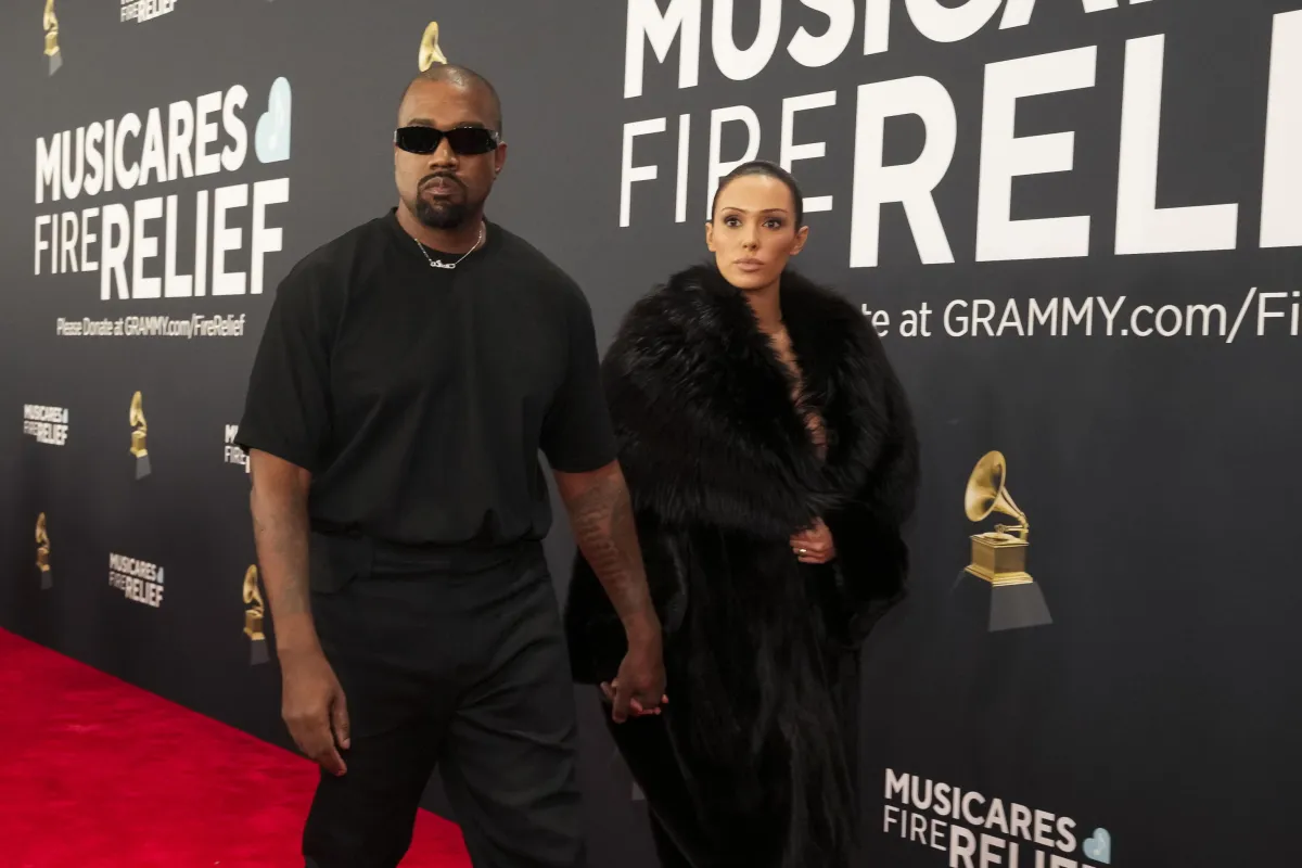 Bianca Censori difende Kanye West in tribunale: il nuovo look spiazza tutti