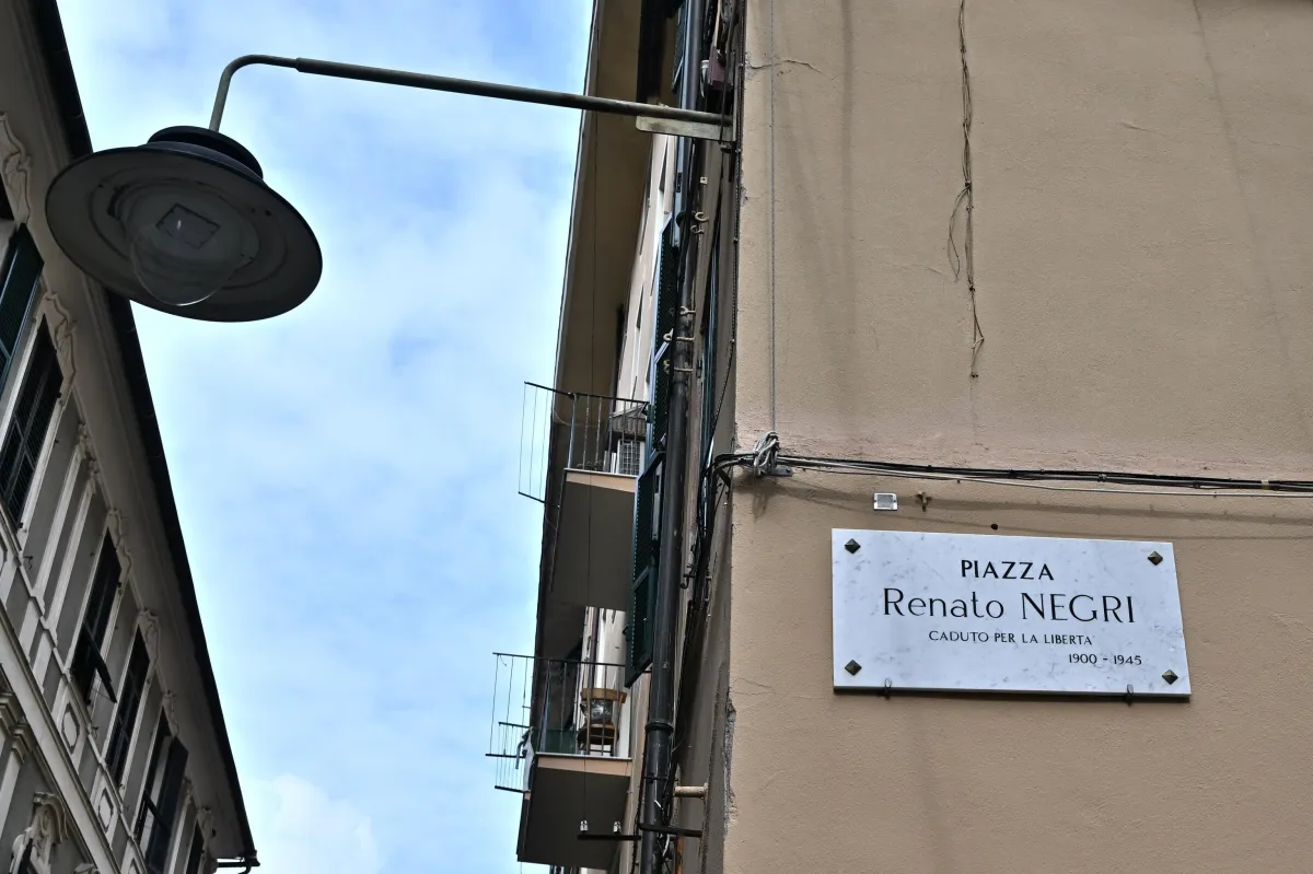 Dramma a Genova, 16enne accoltellato alla schiena in pieno centro storico: è caccia all'aggressore