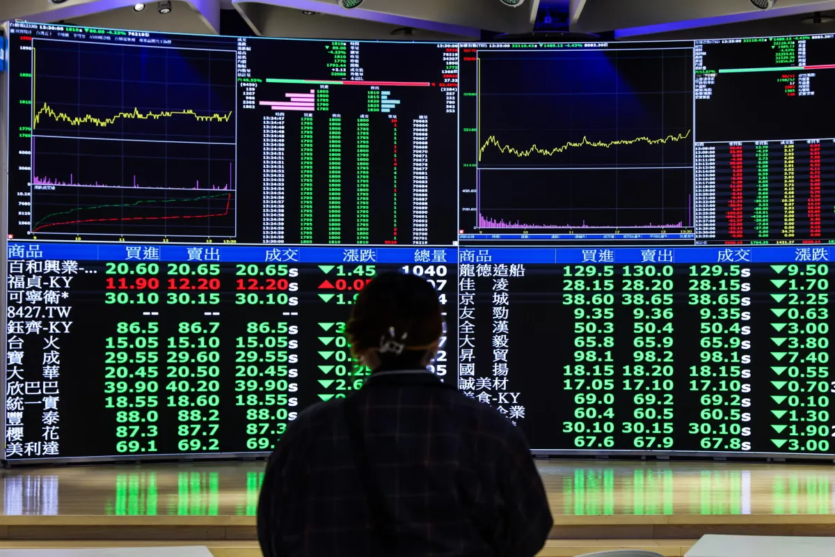 Guerra in Iran spinge il prezzo del petrolio oltre quota 100 dollari al barile: preoccupazioni globali e dichiarazioni di Trump