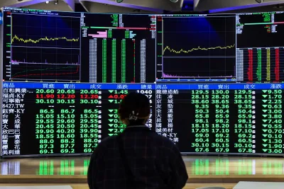 Guerra in Iran spinge il prezzo del petrolio oltre quota 100 dollari al barile: preoccupazioni globali e dichiarazioni di Trump