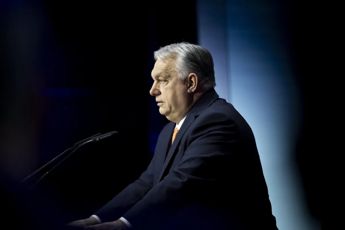 Orban chiede all’UE di revocare le sanzioni russe mentre schizzano i prezzi del petrolio