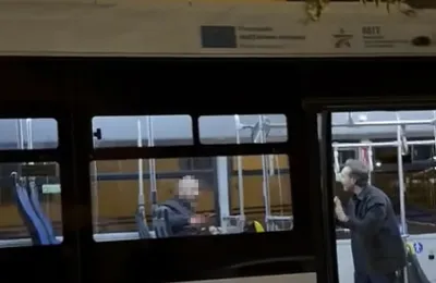 Donna accoltellata sul bus a Napoli, l'aggressore si è suicidato: era piantonato in ospedale