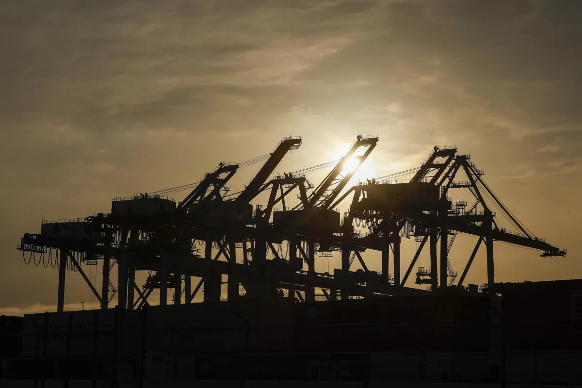 L'Iran intensifica gli attacchi nel Golfo: il prezzo del petrolio torna sopra i 100 dollari al barile